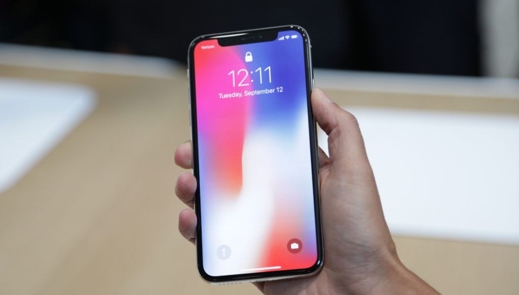 iPhone x in mano