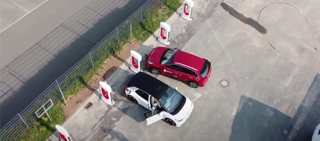 Caricare le auto con i Tesla Supercharger